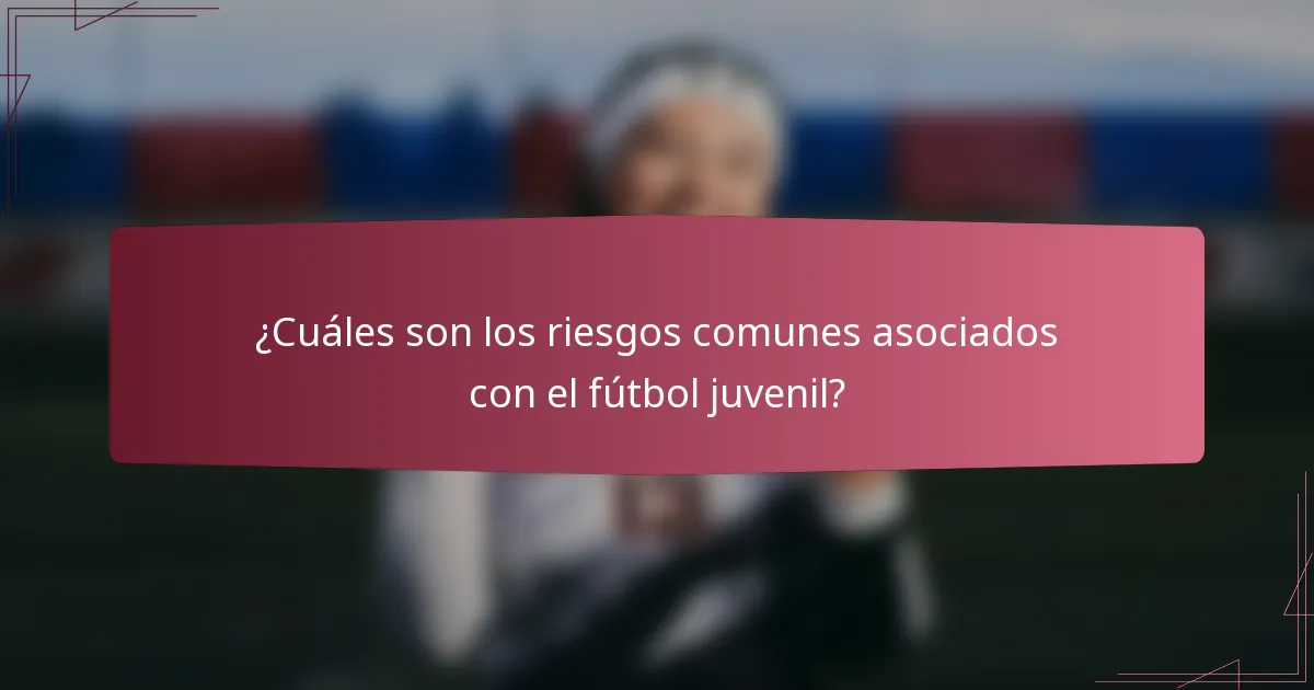 ¿Cuáles son los riesgos comunes asociados con el fútbol juvenil?